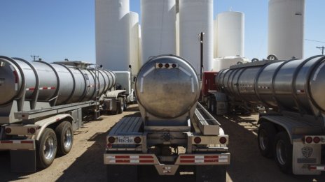 Петролът се устремява към цена от 70 долара за барел