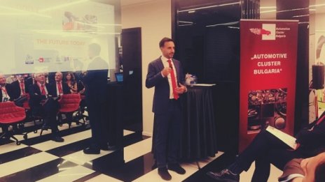 Образованието и демографията създават рискове пред автомобилното производство