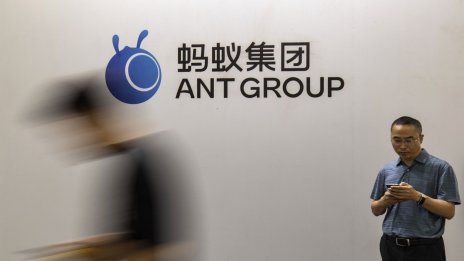 Китай глоби с близо 1 млрд. долара Ant, като наказа и Tencent