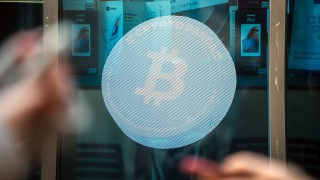 Цената на биткойна е с 30% надолу от рекордния си връх и това е напълно нормално  