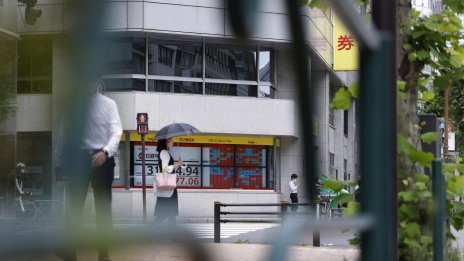 Бавният ръст в сектора на услугите в Китай и Япония оцвети в червено азиатските борси