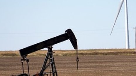 С намаляването на притесненията за предлагането спадат и цените на петрола*