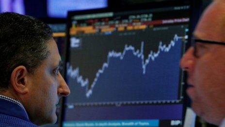 Данните за трудовия пазар заглушиха опасенията за търговска война на Wall Street