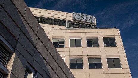 IBM сви прогнозата си за годишни продажби заради спад в търсенето на мейнфрейм
