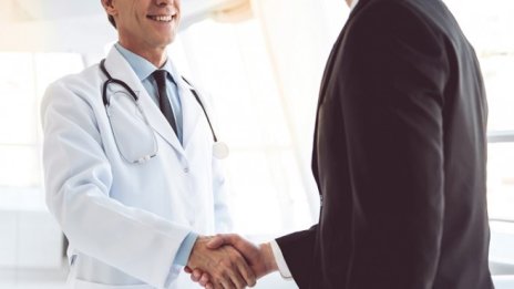 Първа инвестиционна банка дава заем с атрактивна лихва за лекари и стоматолози