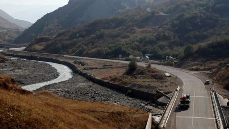 Глобалният инфраструктурен план на Брюксел не конкурира този на Пекин, а разчита на него