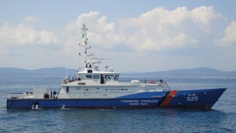 България подкрепя Гърция в миграционната криза с граничен кораб и 32 служители