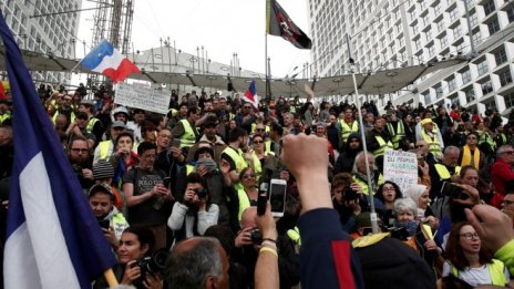 Пожарът в Нотр Дам не успя да спре "жълтите жилетки"