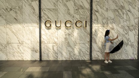 Акциите на собственика на Gucci се сринаха до 7-годишно дъно