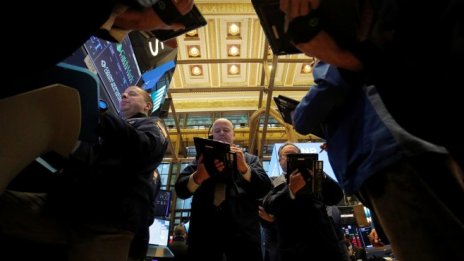 Dow се срина с близо 600 пункта заради Apple 