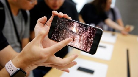 Apple има План Б заради спада на продажбите на iPhone, доставчиците ѝ - не