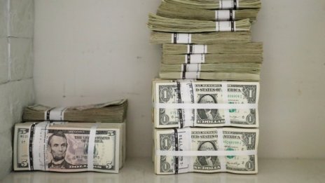 Доларът започна с понижения новата година