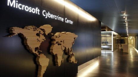 Как Microsoft се снаряжава в борбата срещу пиратските копия