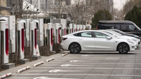 Китай блокира достъпа на електромобилите на Tesla до някои държавни служби