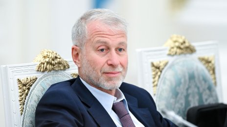 Лондон заплашва Роман Абрамович със съд заради парите от продажбата на Челси