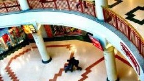 Търговските вериги по света разширяват мрежите си въпреки трудните условия