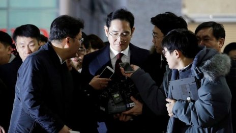 Прокурори настояват за заповед за арест на лидера на Samsung Group