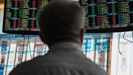 Чужди инвеститори влагат 31 млрд. долара в акции и дълг на развиващите се пазари за месец