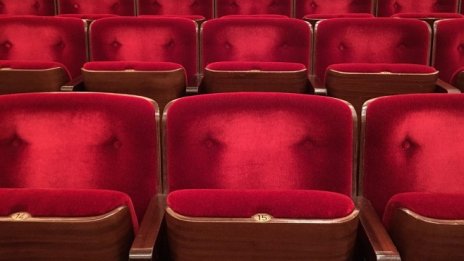 Готови ли са филмовите студиа да обявят война на киноверигите?