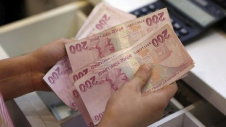Турските финансови институции ще оперират само с лира, за да спасят валутата