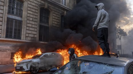 Франция наложи полицейски часове в части от Париж и други градове след безредиците 