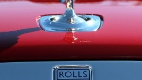 Rolls-Royce се представя по-добре през първото полугодие, но остава на червено