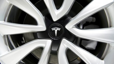 Tesla ъпдейтва софтуера на батериите на колите си