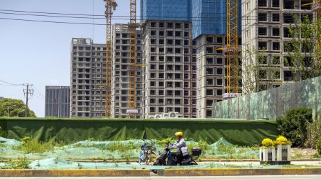 Имотният пазар в Китай вижда светлина в края на тунела, но сравненията с Япония остават