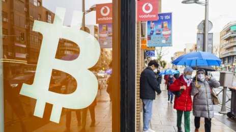 Цената на биткойна се задържа над прага от 41 хил. долара