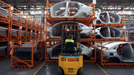 "АвтоВАЗ" спира частично производството през март поради недостиг на части