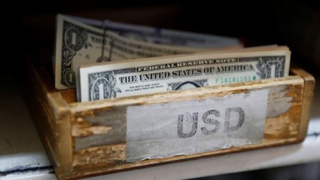 Доларът се възползва от рисковете в Европа и достигна 17-месечен връх