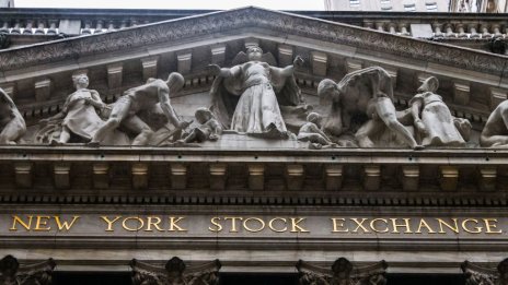 Рекордно скъпите американски акции задминават все повече световните пазари