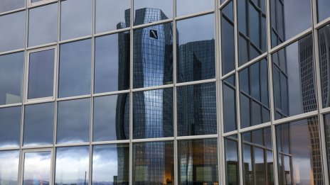 Акциите на Deutsche Bank се възстановяват 