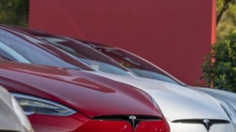 Tesla обяви сплит на акциите три към едно