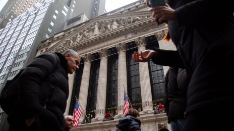 Dow прибавя близо 400 пункта на фона на надеждите след спасението на Credit Suisse*