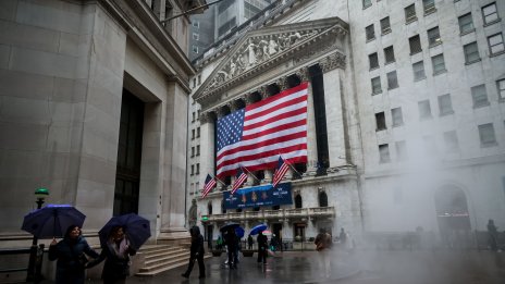 Dow започва сесията с ръст от 300 пункта, цената на петрола леко спада*
