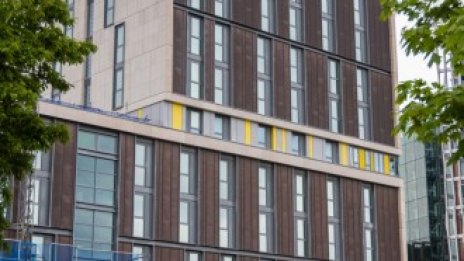 Чуждестранните студенти се завръщат в Лондон и се надпреварват за оскъдни жилища