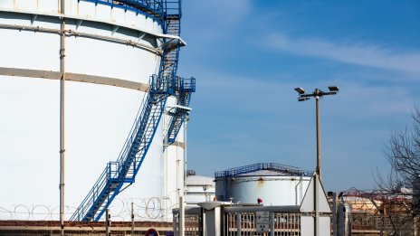 Петролът се търгува в тесен диапазон, ограничавайки седмичния ръст