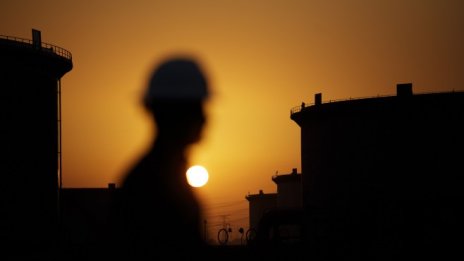 Въпреки успеха на своята стратегия ОПЕК+ ще трябва да вземе трудно решение скоро