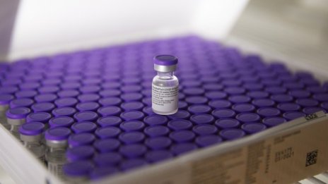 Pfizer очаква 15 млрд. долара приходи от ваксината си през 2021 г.