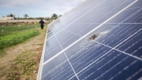 Екстремните метеорологични условия оскъпяват застраховките на вятърни и соларни паркове