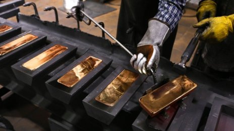 Геополитическата несигурност изстреля златото до цена от над 1900 долара*