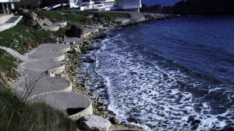 Бутат изкуствения плаж на Баневи в курорта "Русалка" до дни