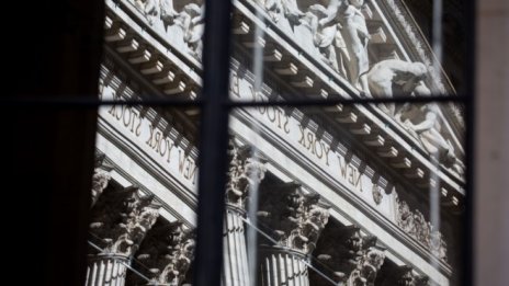 Dow започва седмицата с ръст от над 300 пункта*