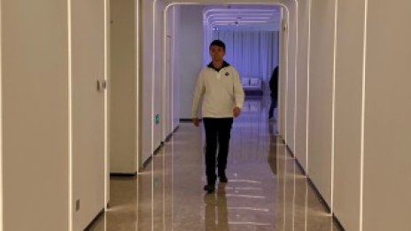 Във футуристичния хотел на Alibaba роботи носят кърпи и разбъркват коктейли