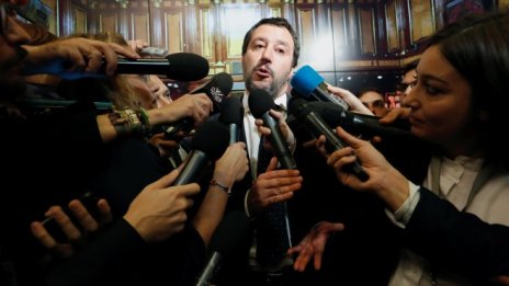 Атаките на Рим срещу политическото статукво застигнаха и Меркел