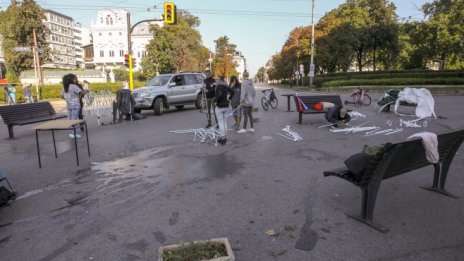 Протестиращите пред СУ преместиха лагера си в знак на добра воля