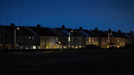 Таванът на сметките за енергия няма да спаси британските потребители от кризата с издръжката на живот