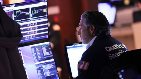 Dow губи над 300 пункта в началото на сесията*