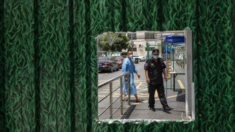 Завръщането на страховете от Covid оцвети азиатските борси в червено